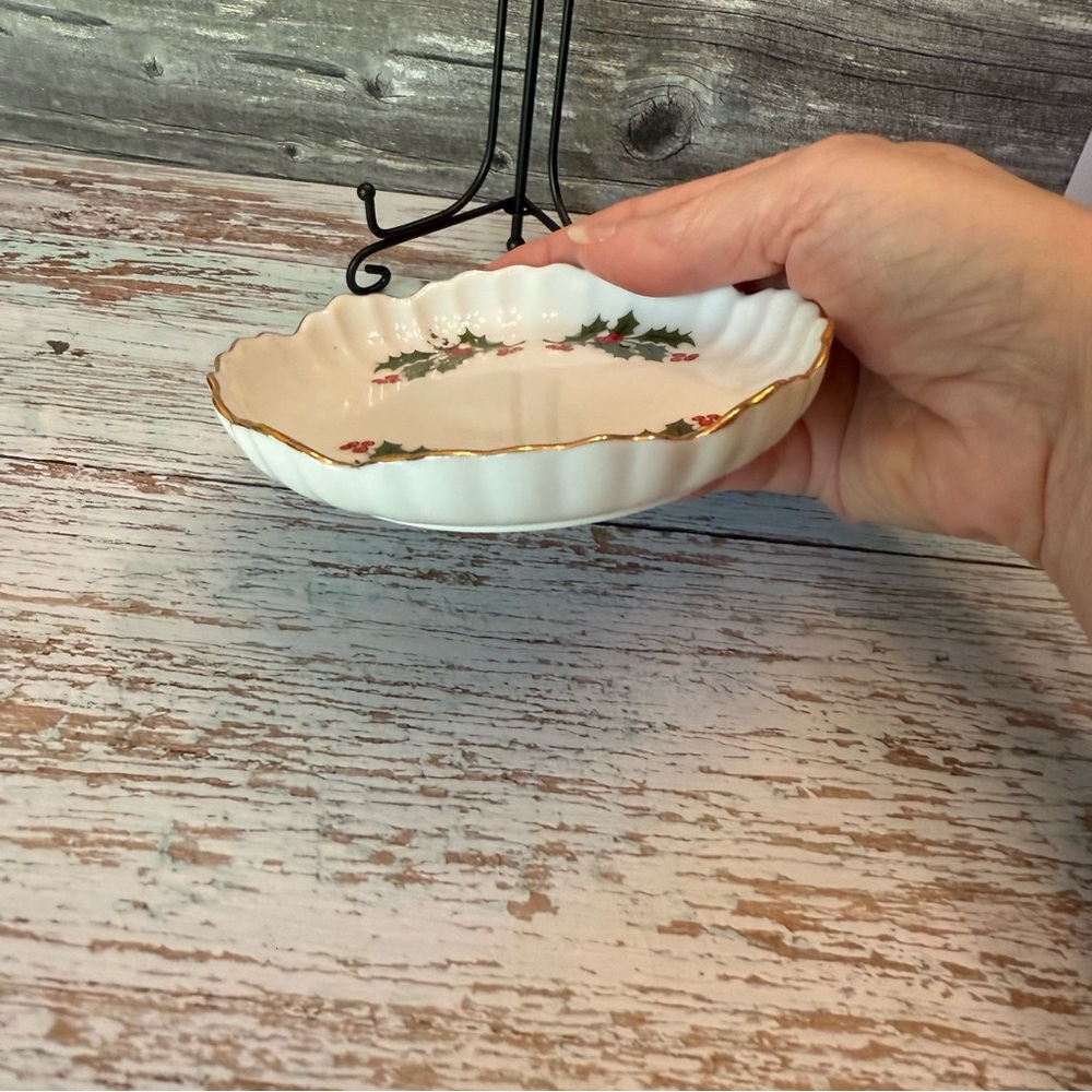 Vintage butter pat trinket dish Christmas Holly Fine Porcelain Japan - Picture 2 of 7